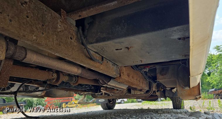 image for item EM7465 2005 Ford E450 Super Duty shuttle bus