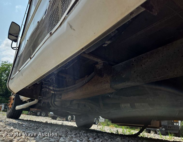 image for item EM7465 2005 Ford E450 Super Duty shuttle bus