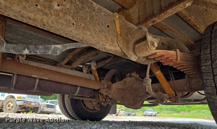 image for item EM7465 2005 Ford E450 Super Duty shuttle bus