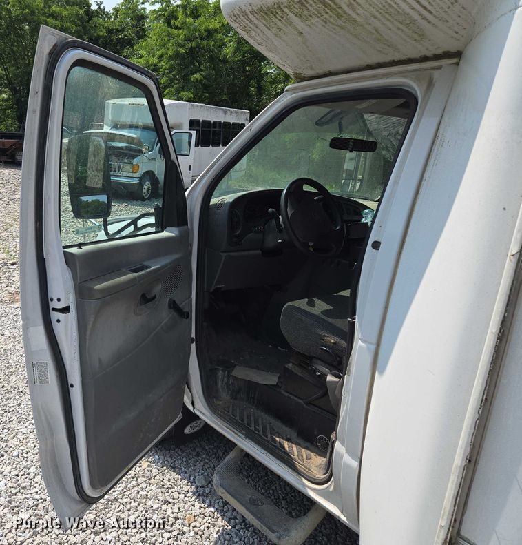 image for item EM7465 2005 Ford E450 Super Duty shuttle bus