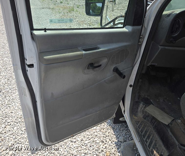 image for item EM7465 2005 Ford E450 Super Duty shuttle bus