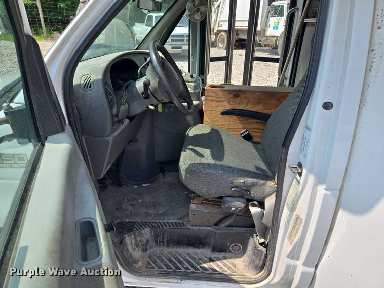 image for item EM7465 2005 Ford E450 Super Duty shuttle bus