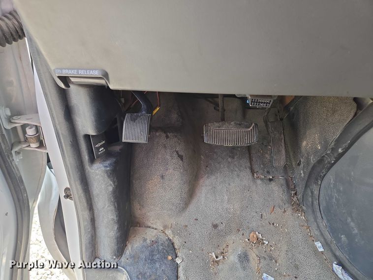 image for item EM7465 2005 Ford E450 Super Duty shuttle bus