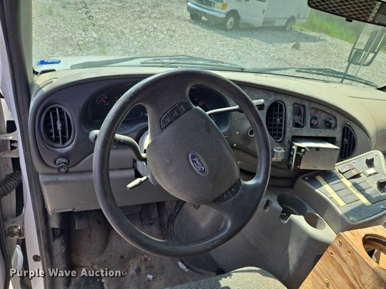 image for item EM7465 2005 Ford E450 Super Duty shuttle bus