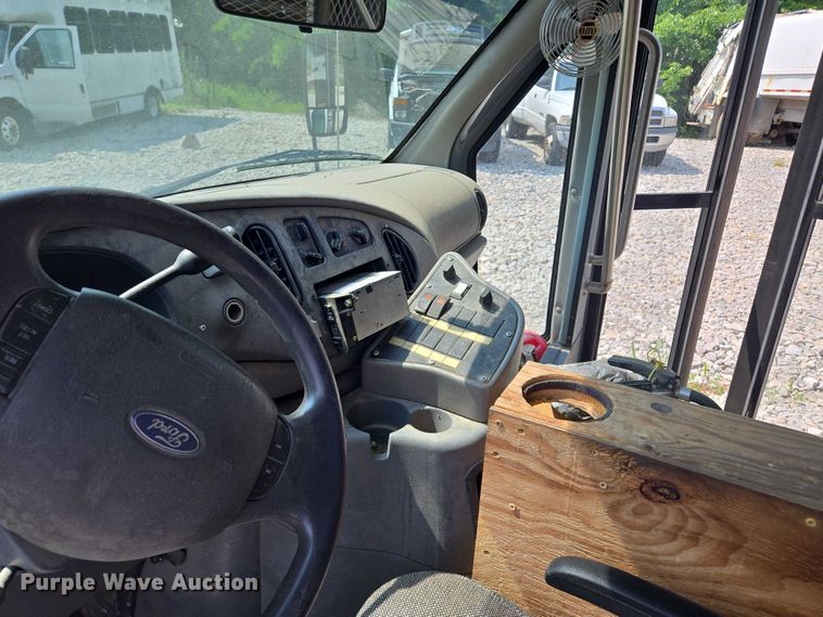 image for item EM7465 2005 Ford E450 Super Duty shuttle bus