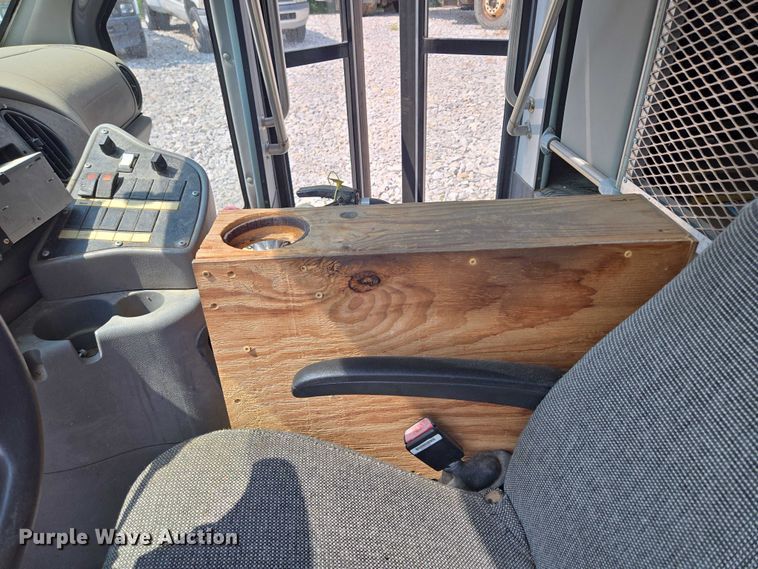 image for item EM7465 2005 Ford E450 Super Duty shuttle bus