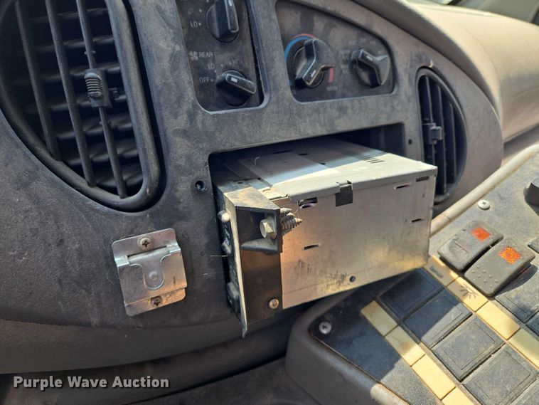 image for item EM7465 2005 Ford E450 Super Duty shuttle bus