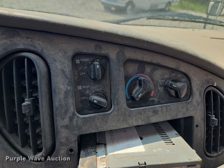 image for item EM7465 2005 Ford E450 Super Duty shuttle bus