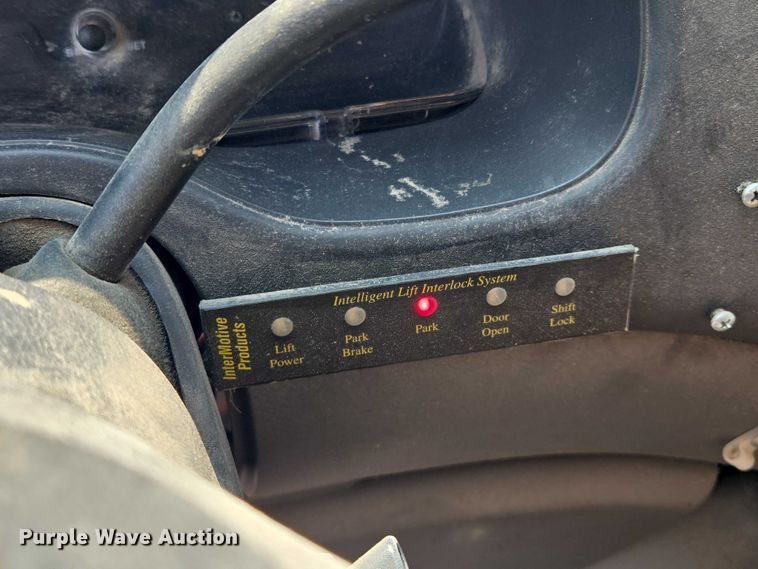 image for item EM7465 2005 Ford E450 Super Duty shuttle bus