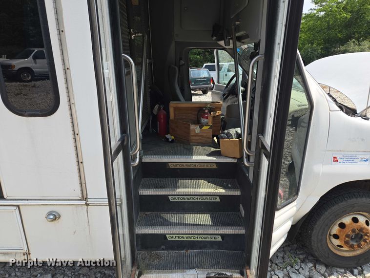 image for item EM7465 2005 Ford E450 Super Duty shuttle bus