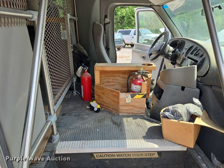 image for item EM7465 2005 Ford E450 Super Duty shuttle bus