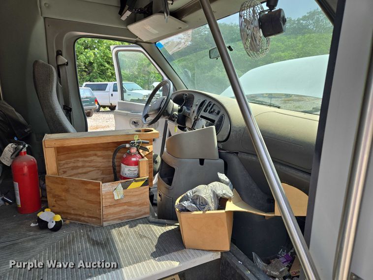 image for item EM7465 2005 Ford E450 Super Duty shuttle bus
