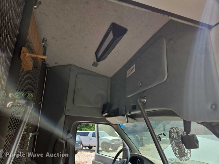 image for item EM7465 2005 Ford E450 Super Duty shuttle bus