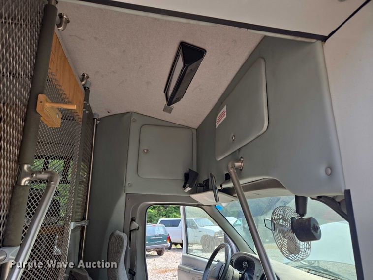 image for item EM7465 2005 Ford E450 Super Duty shuttle bus