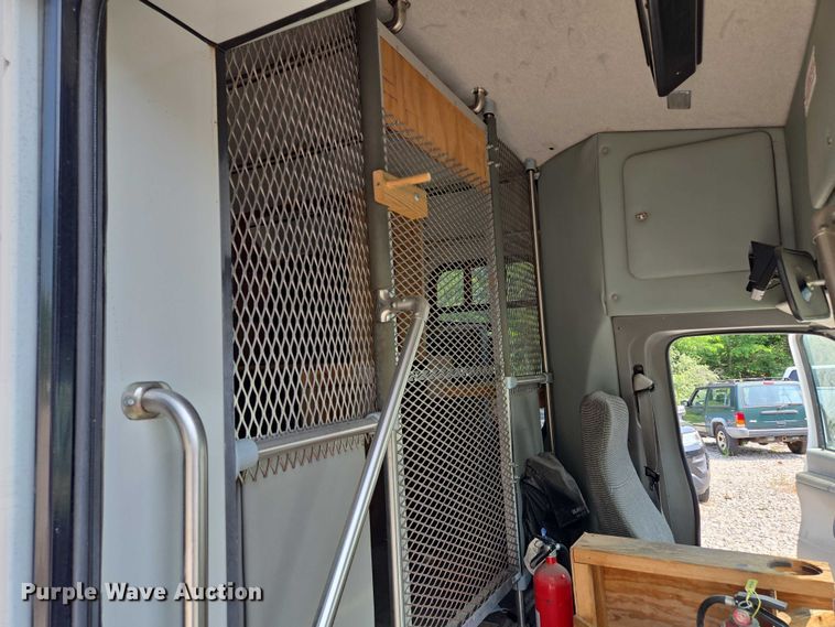 image for item EM7465 2005 Ford E450 Super Duty shuttle bus