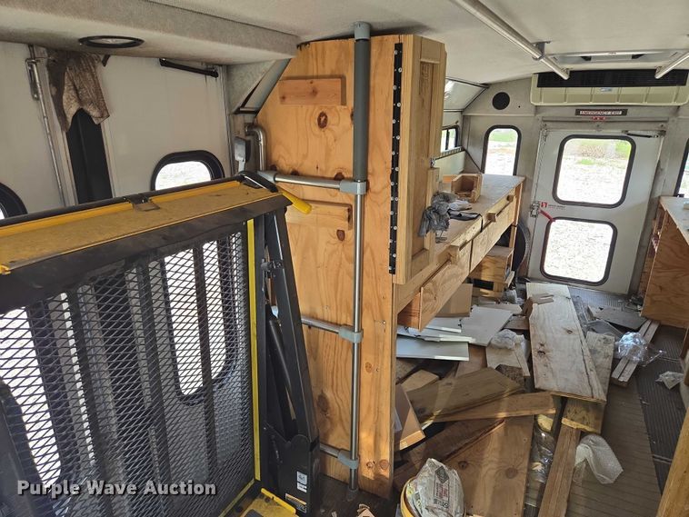 image for item EM7465 2005 Ford E450 Super Duty shuttle bus