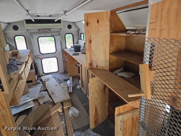 image for item EM7465 2005 Ford E450 Super Duty shuttle bus