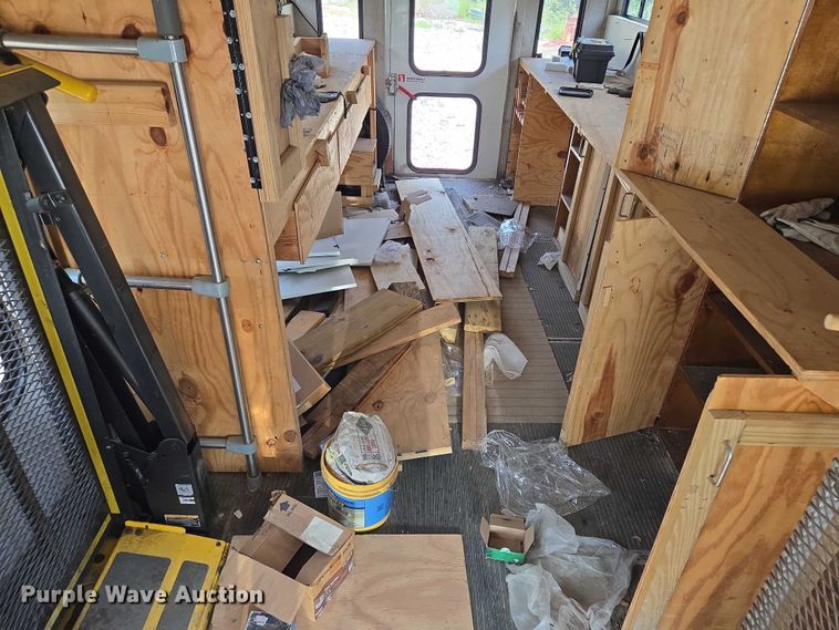 image for item EM7465 2005 Ford E450 Super Duty shuttle bus