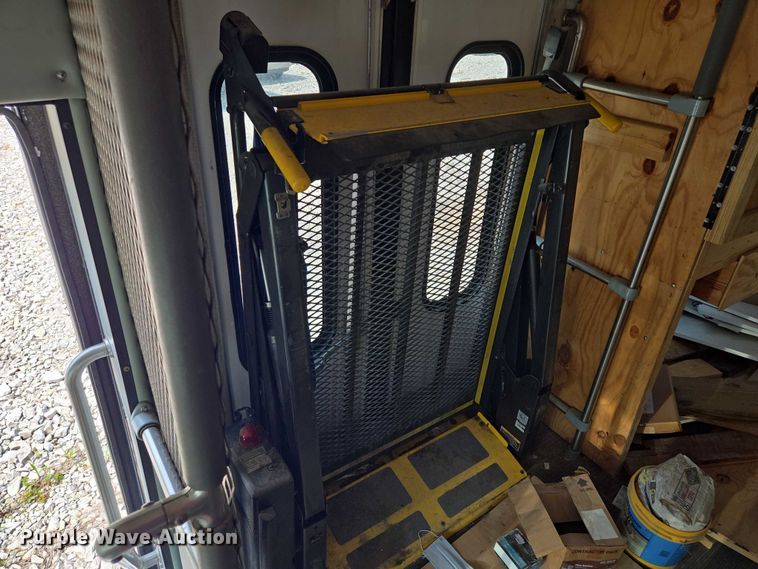 image for item EM7465 2005 Ford E450 Super Duty shuttle bus