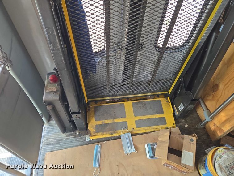 image for item EM7465 2005 Ford E450 Super Duty shuttle bus