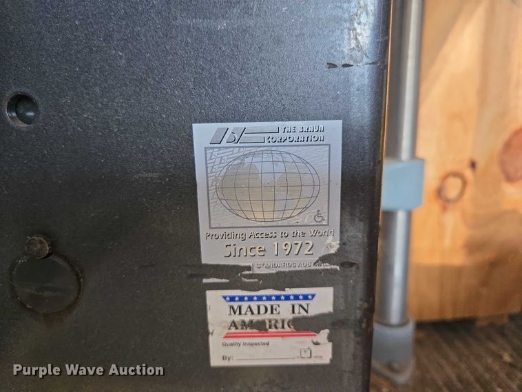 image for item EM7465 2005 Ford E450 Super Duty shuttle bus