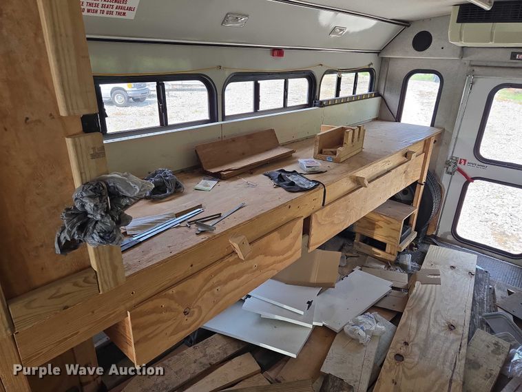 image for item EM7465 2005 Ford E450 Super Duty shuttle bus