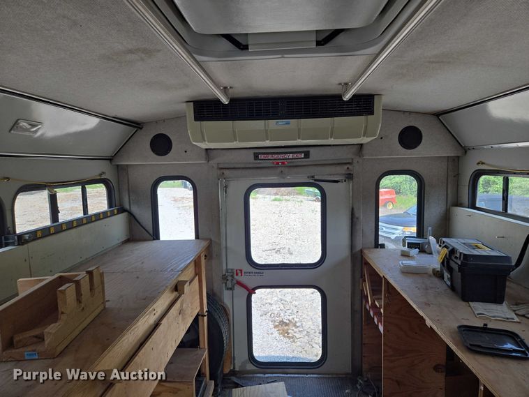 image for item EM7465 2005 Ford E450 Super Duty shuttle bus