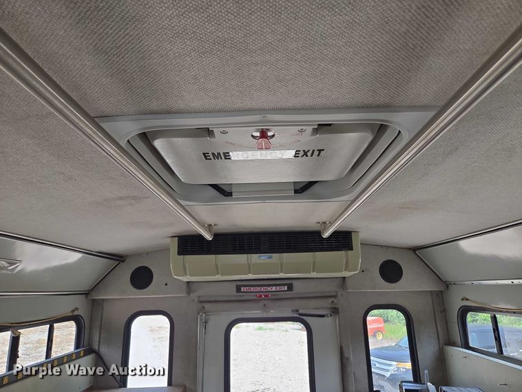 image for item EM7465 2005 Ford E450 Super Duty shuttle bus