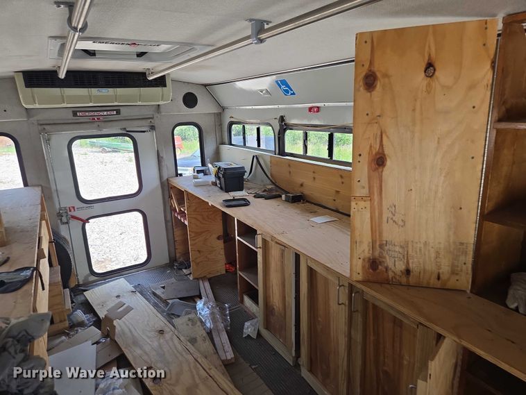 image for item EM7465 2005 Ford E450 Super Duty shuttle bus