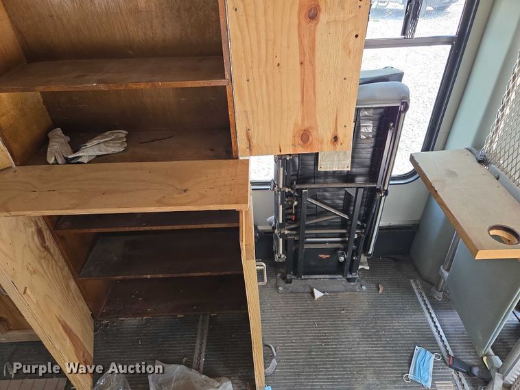 image for item EM7465 2005 Ford E450 Super Duty shuttle bus