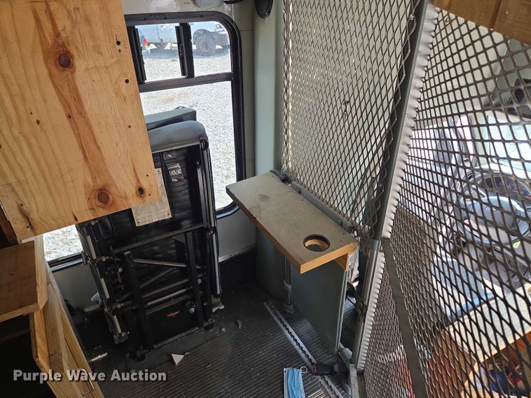 image for item EM7465 2005 Ford E450 Super Duty shuttle bus