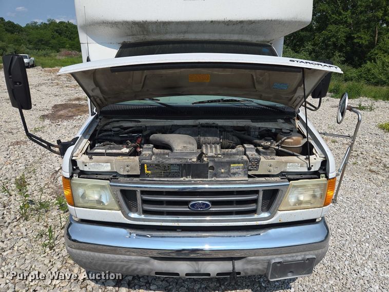 image for item EM7465 2005 Ford E450 Super Duty shuttle bus