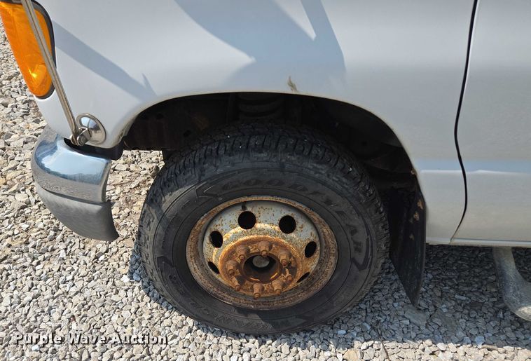 image for item EM7465 2005 Ford E450 Super Duty shuttle bus