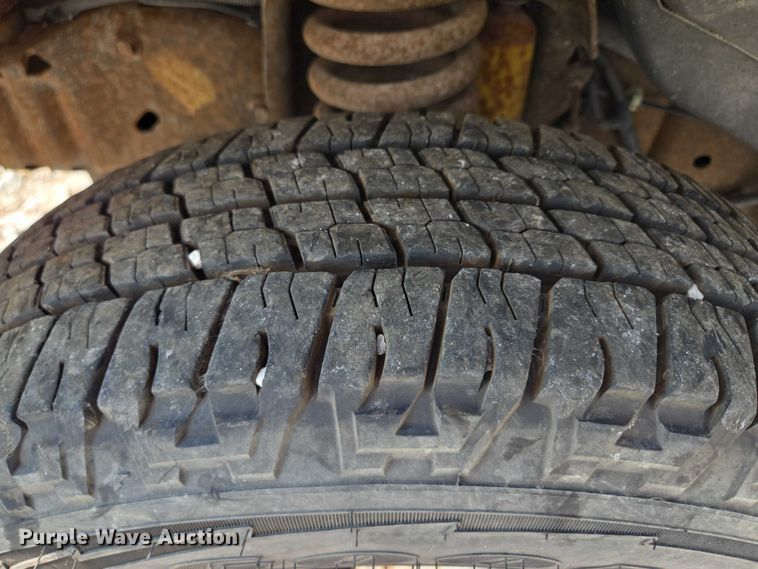 image for item EM7465 2005 Ford E450 Super Duty shuttle bus