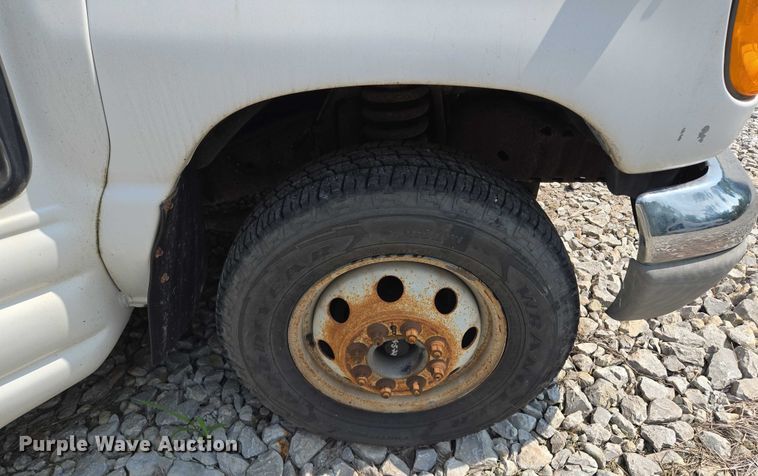 image for item EM7465 2005 Ford E450 Super Duty shuttle bus