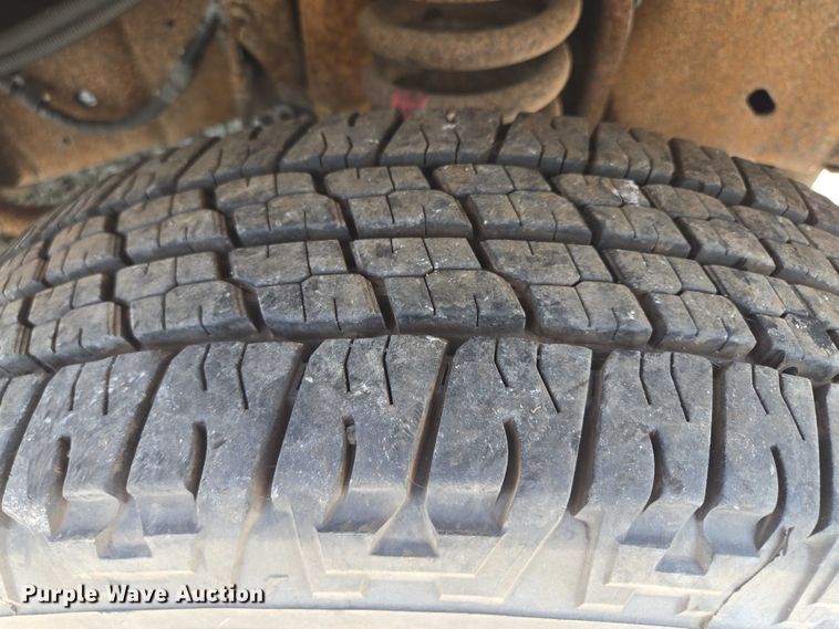 image for item EM7465 2005 Ford E450 Super Duty shuttle bus