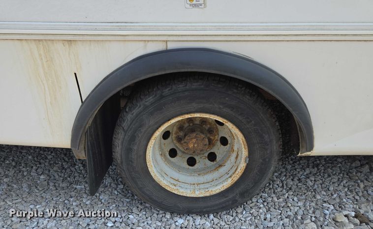 image for item EM7465 2005 Ford E450 Super Duty shuttle bus