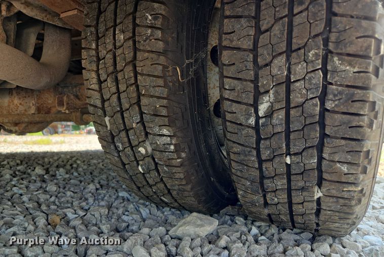 image for item EM7465 2005 Ford E450 Super Duty shuttle bus