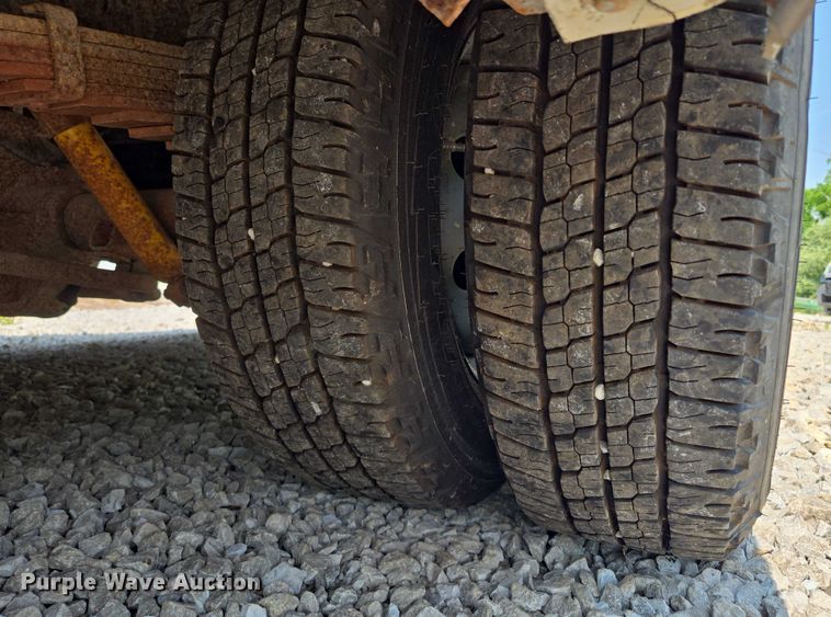 image for item EM7465 2005 Ford E450 Super Duty shuttle bus