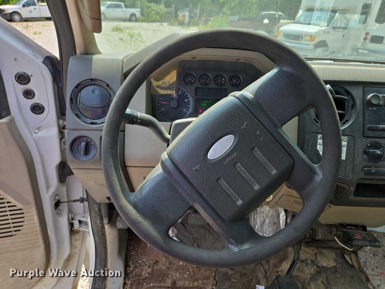 image for item EM7466 2008 Ford F350 Super Duty XL Crew Cab pickup truck