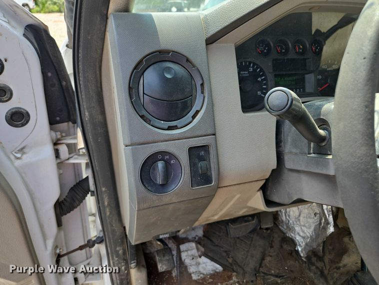 image for item EM7466 2008 Ford F350 Super Duty XL Crew Cab pickup truck