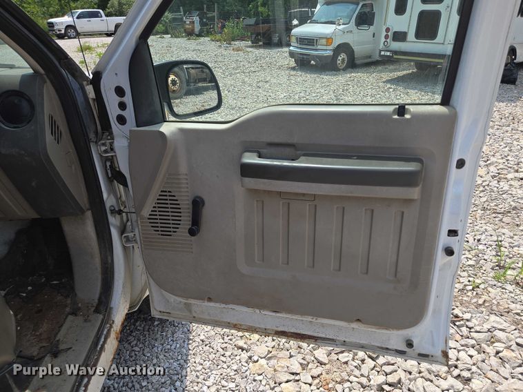 image for item EM7466 2008 Ford F350 Super Duty XL Crew Cab pickup truck