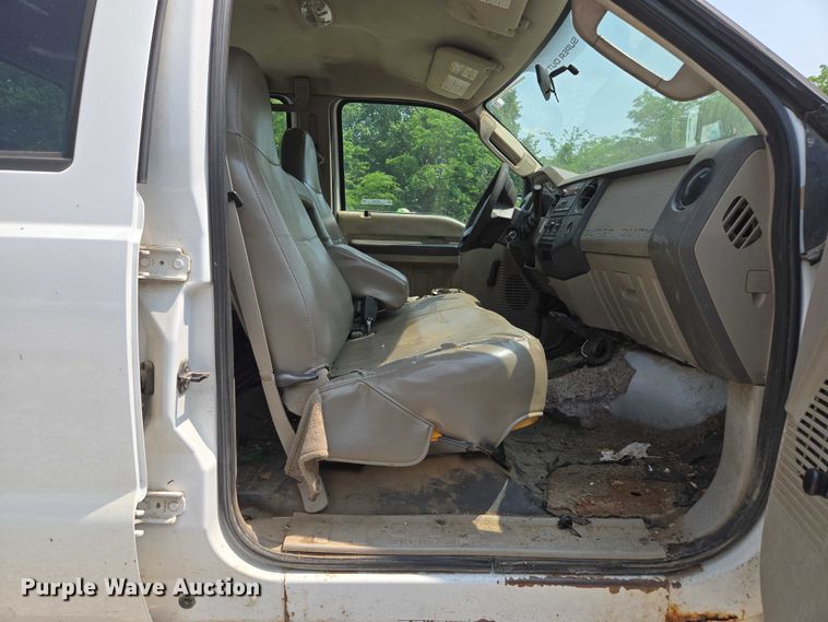 image for item EM7466 2008 Ford F350 Super Duty XL Crew Cab pickup truck