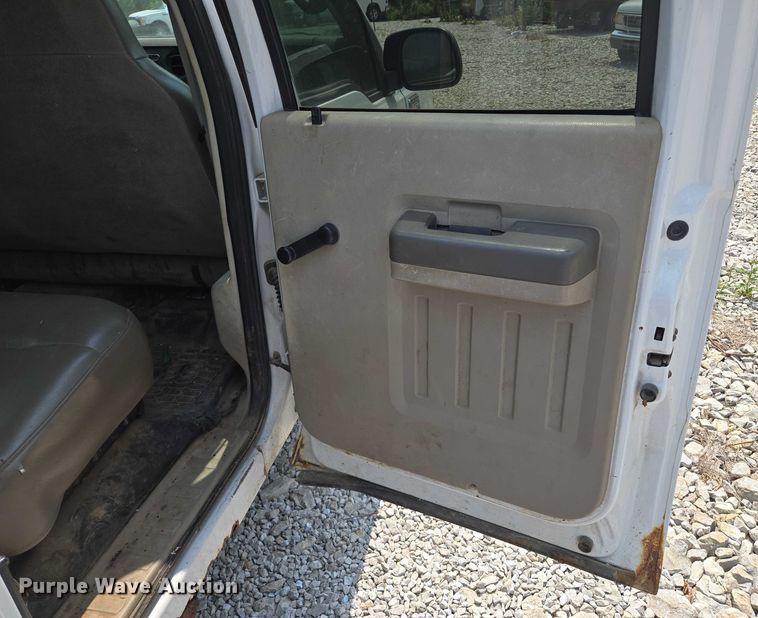 image for item EM7466 2008 Ford F350 Super Duty XL Crew Cab pickup truck