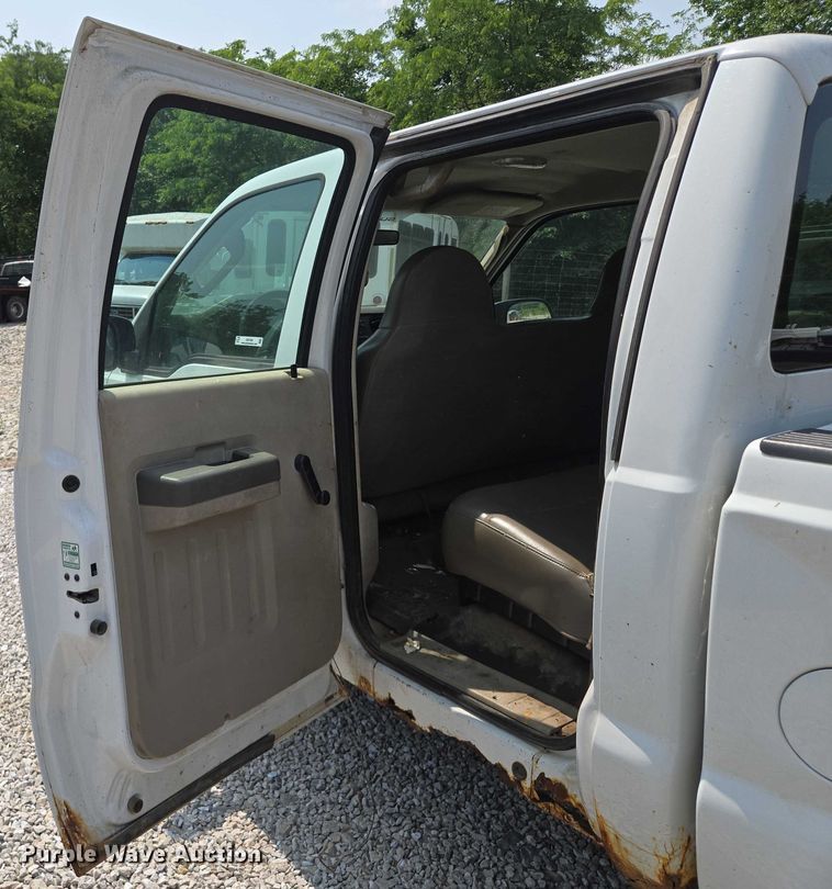 image for item EM7466 2008 Ford F350 Super Duty XL Crew Cab pickup truck