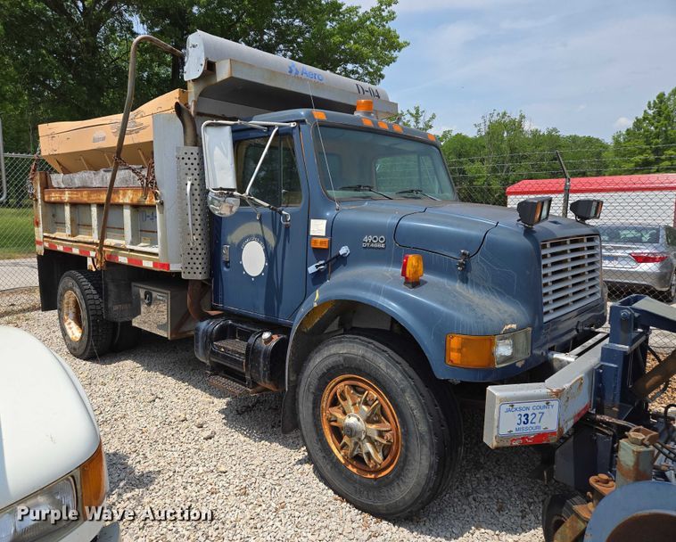 image for item EM7470 1998 International 4900 dump truck