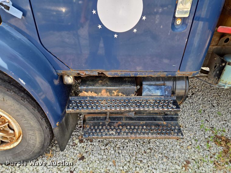 image for item EM7470 1998 International 4900 dump truck