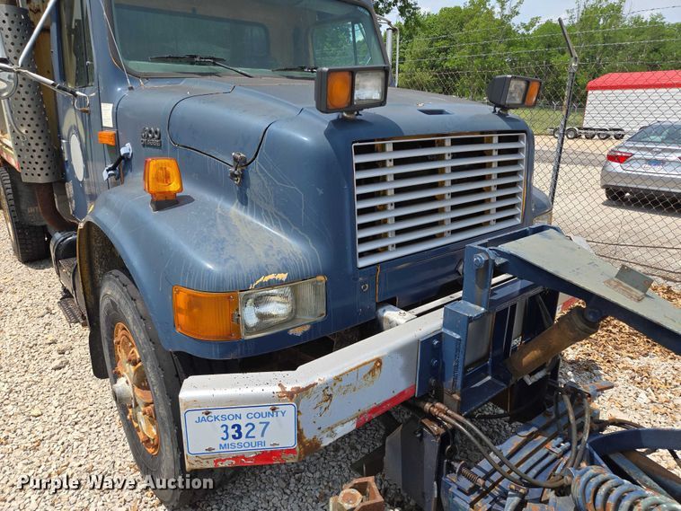 image for item EM7470 1998 International 4900 dump truck