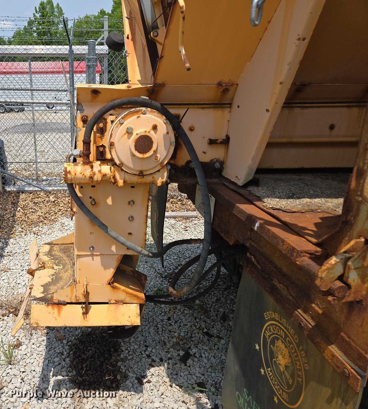 image for item EM7470 1998 International 4900 dump truck