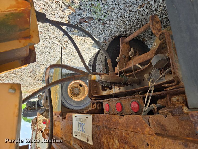 image for item EM7470 1998 International 4900 dump truck